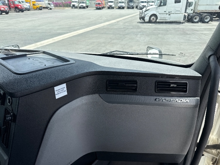 Used 2022 Freightliner Cascadia - photo 16