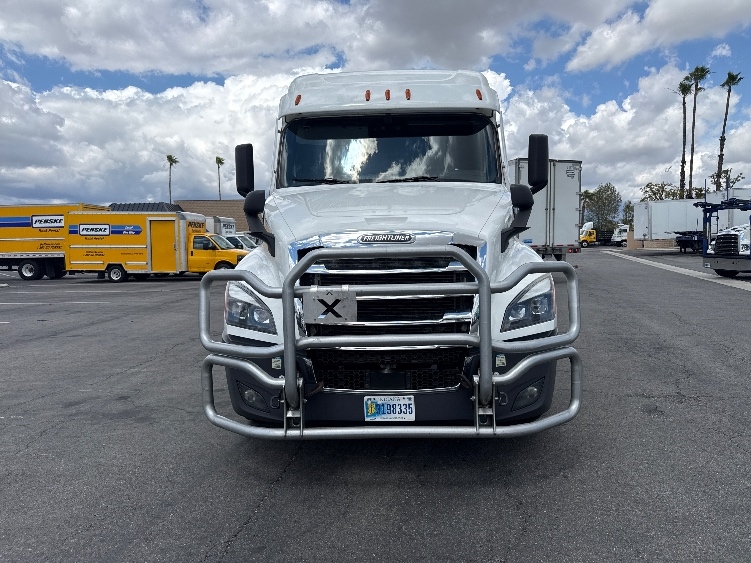 Used 2022 Freightliner Cascadia - photo 2