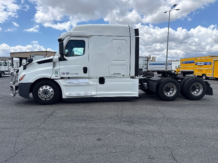 Used 2022 Freightliner Cascadia - photo 6
