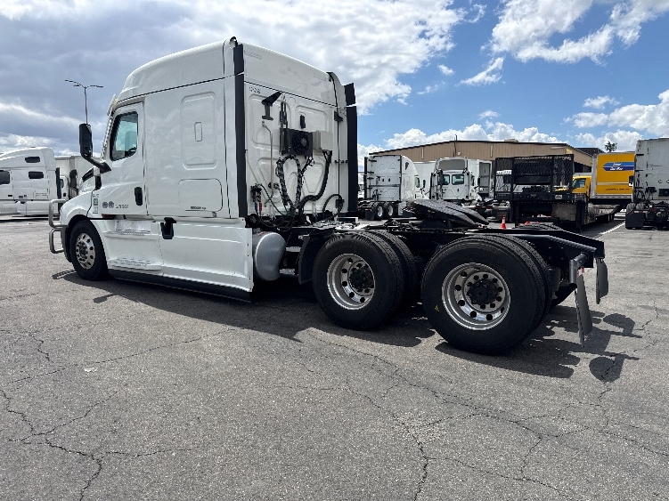 Used 2022 Freightliner Cascadia - photo 7