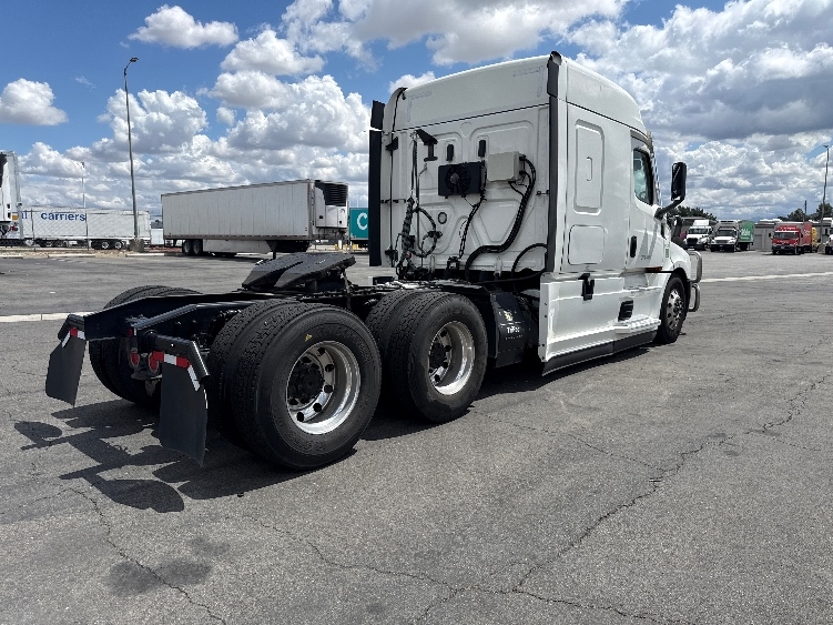 Used 2022 Freightliner Cascadia - photo 9