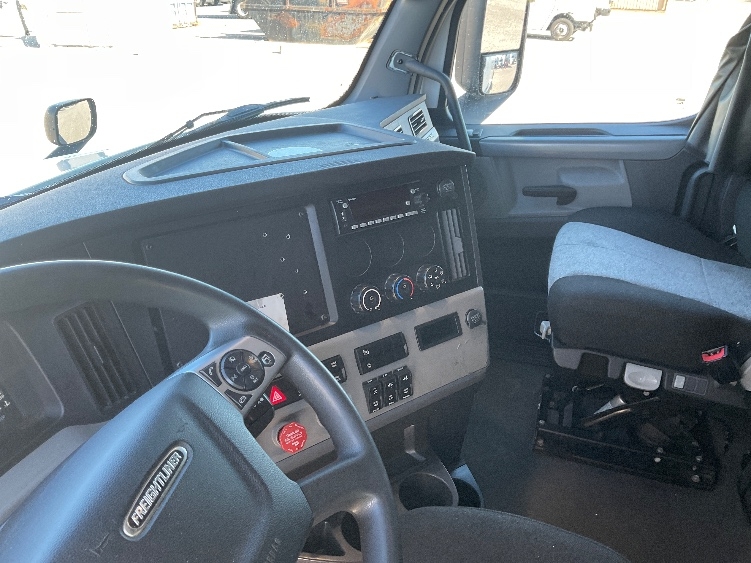 Used 2022 Freightliner Cascadia - photo 12