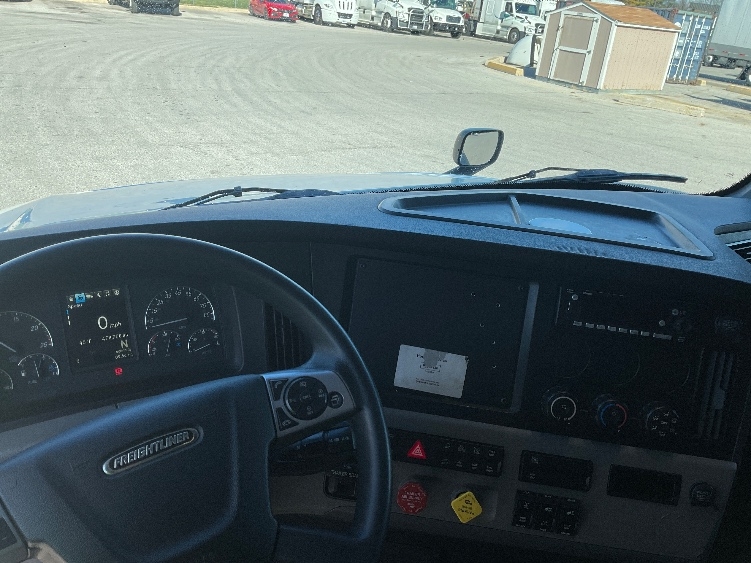 Used 2022 Freightliner Cascadia - photo 13