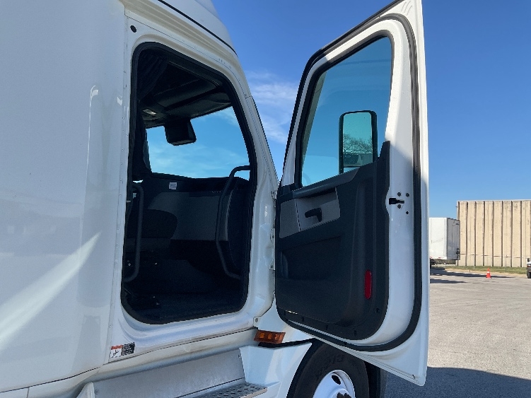 Used 2022 Freightliner Cascadia - photo 15