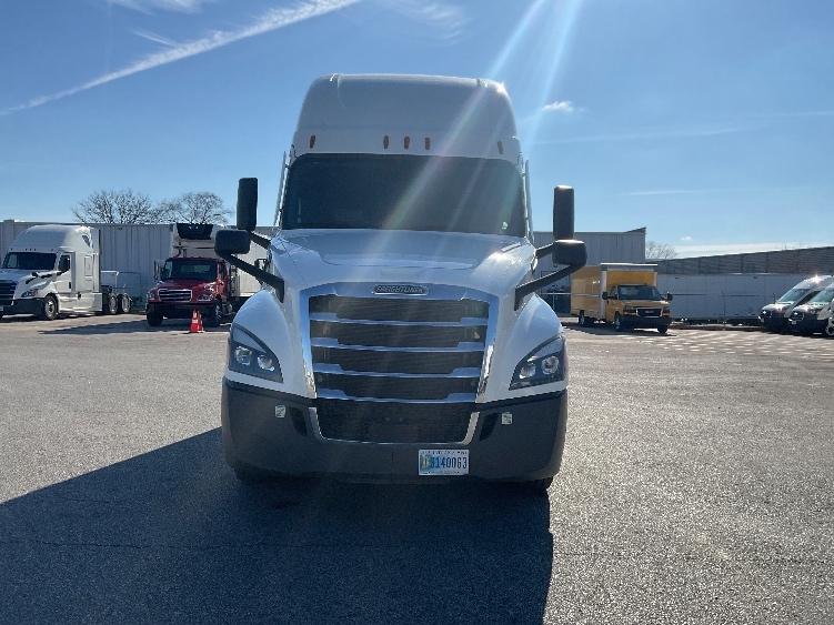 Used 2022 Freightliner Cascadia - photo 2