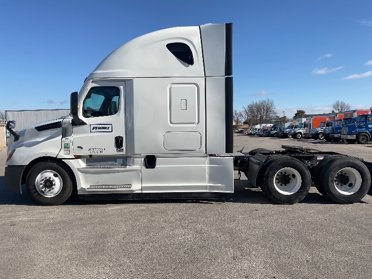 Used 2022 Freightliner Cascadia - photo 6