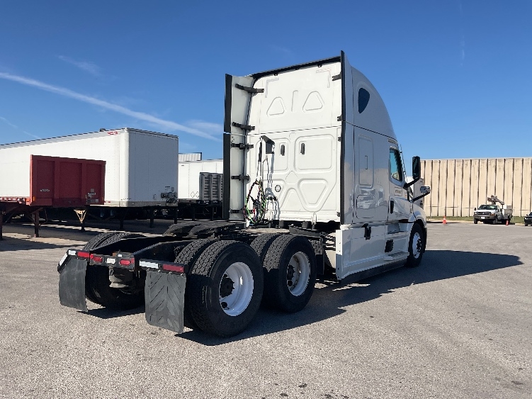 Used 2022 Freightliner Cascadia - photo 9