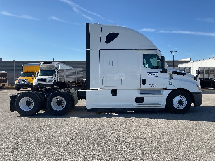 Used 2022 Freightliner Cascadia - photo 10