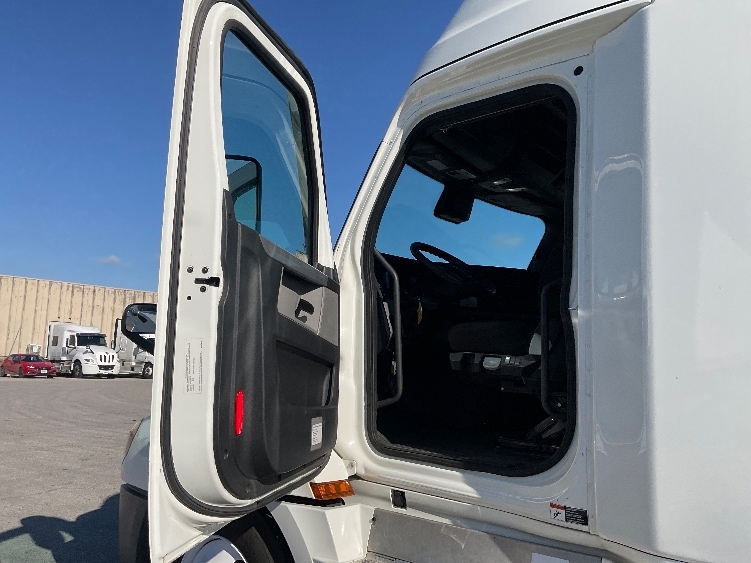 Used 2022 Freightliner Cascadia - photo 11