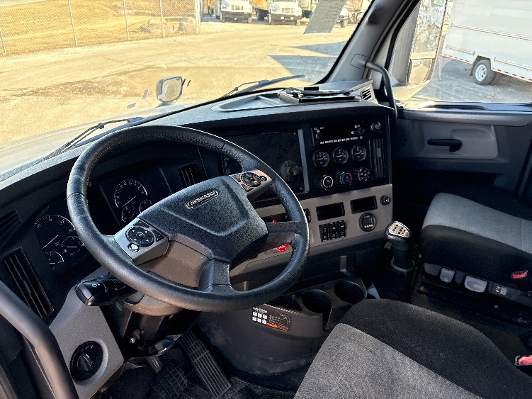 Used 2022 Freightliner Cascadia - photo 12