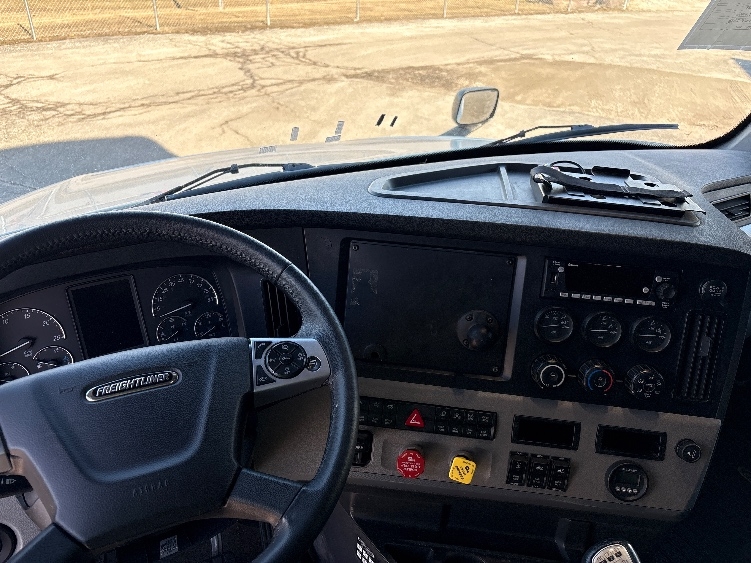 Used 2022 Freightliner Cascadia - photo 13