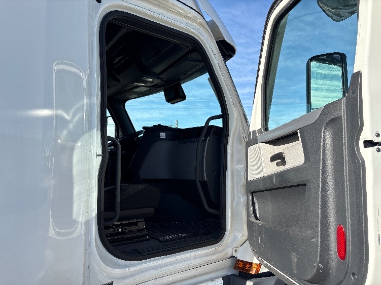 Used 2022 Freightliner Cascadia - photo 15