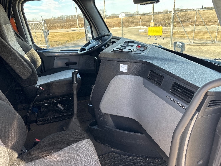 Used 2022 Freightliner Cascadia - photo 17