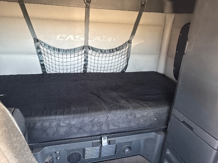 Used 2022 Freightliner Cascadia - photo 18