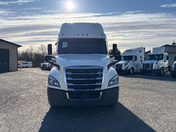Used 2022 Freightliner Cascadia - photo 2