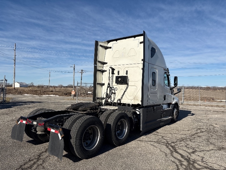 Used 2022 Freightliner Cascadia - photo 9