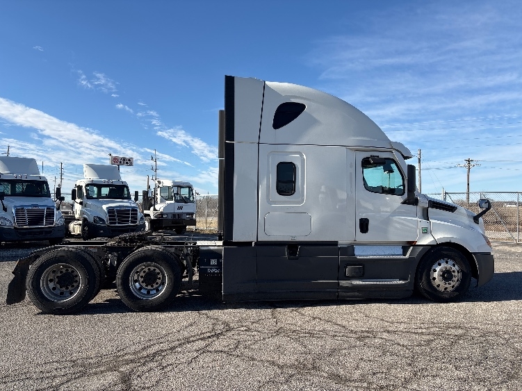 Used 2022 Freightliner Cascadia - photo 10
