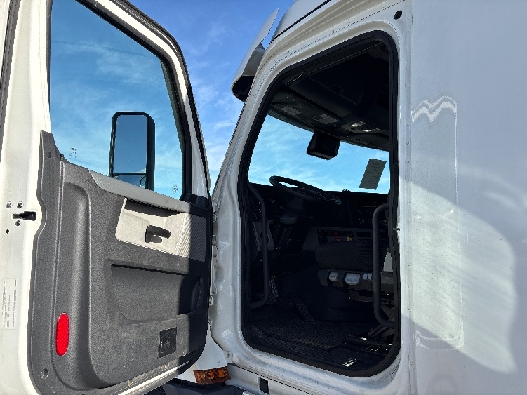 Used 2022 Freightliner Cascadia - photo 11
