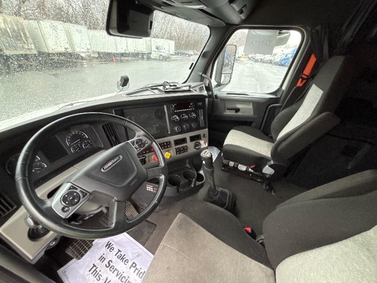 Used 2022 Freightliner Cascadia - photo 12