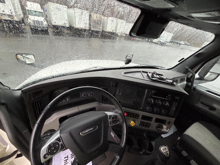 Used 2022 Freightliner Cascadia - photo 13