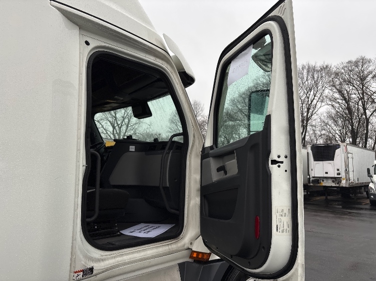 Used 2022 Freightliner Cascadia - photo 15