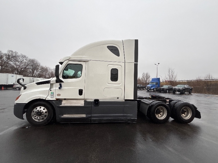 Used 2022 Freightliner Cascadia - photo 6