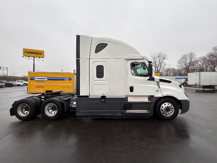 Used 2022 Freightliner Cascadia - photo 10