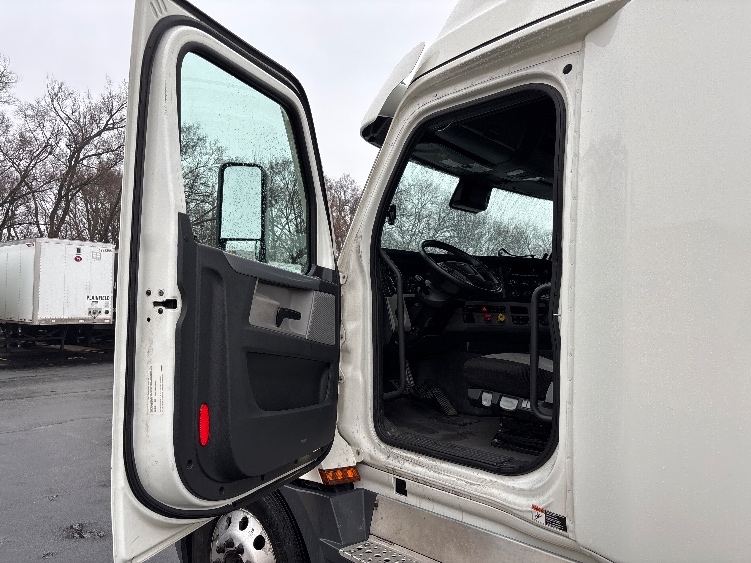 Used 2022 Freightliner Cascadia - photo 11