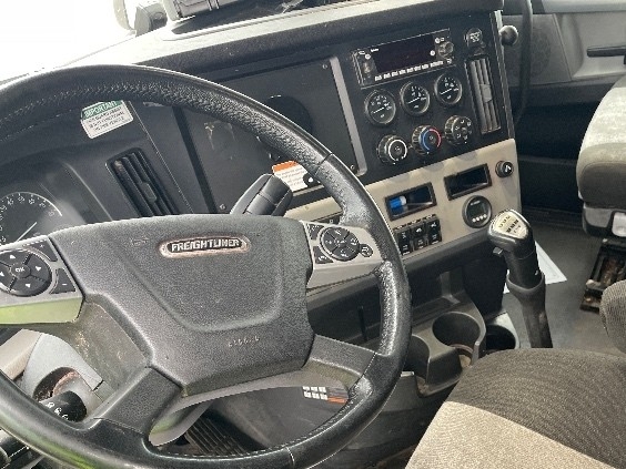 Used 2022 Freightliner Cascadia - photo 12