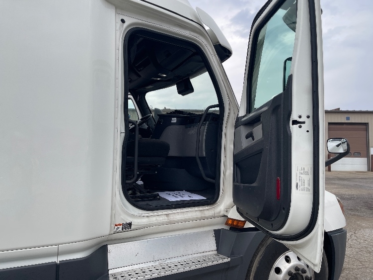 Used 2022 Freightliner Cascadia - photo 15
