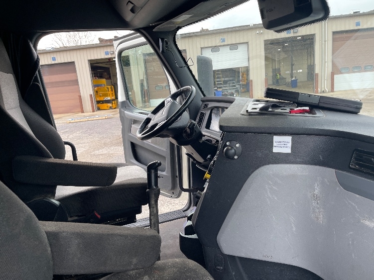 Used 2022 Freightliner Cascadia - photo 17