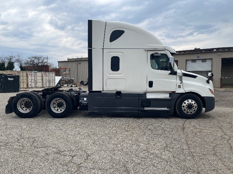 Used 2022 Freightliner Cascadia - photo 10