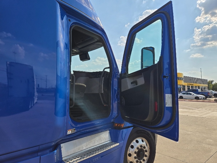 Used 2022 Freightliner Cascadia - photo 15