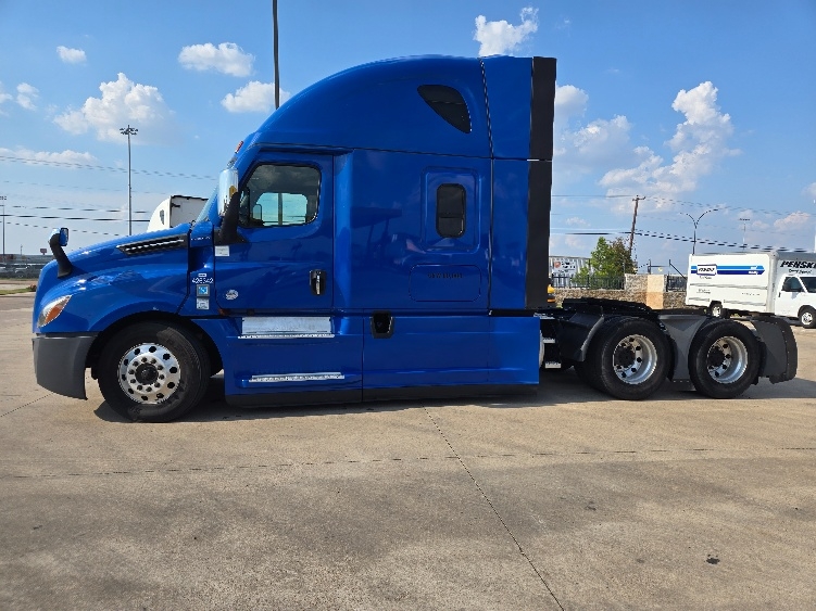 Used 2022 Freightliner Cascadia - photo 6