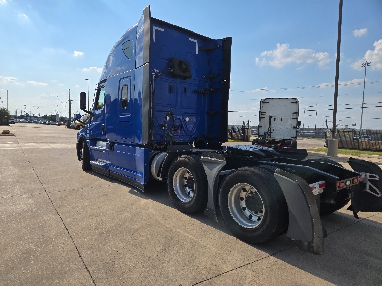 Used 2022 Freightliner Cascadia - photo 7