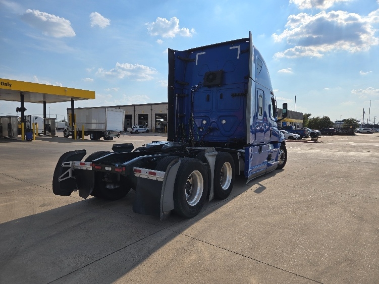 Used 2022 Freightliner Cascadia - photo 9