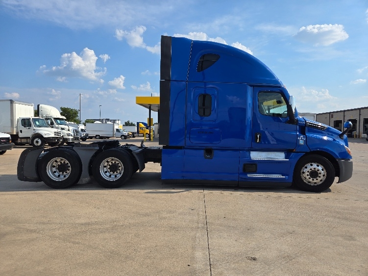 Used 2022 Freightliner Cascadia - photo 10