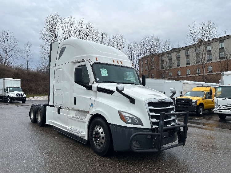 Used 2022 Freightliner Cascadia - photo 1