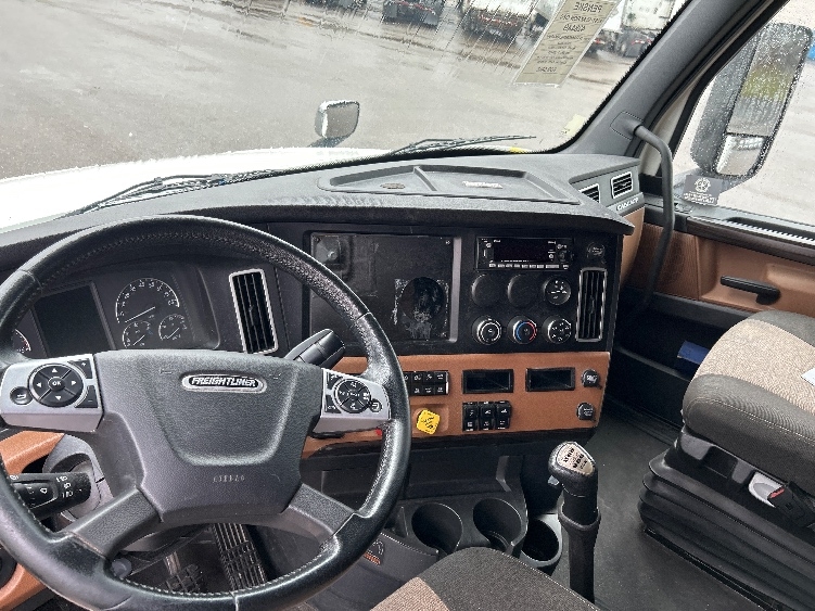 Used 2022 Freightliner Cascadia - photo 12