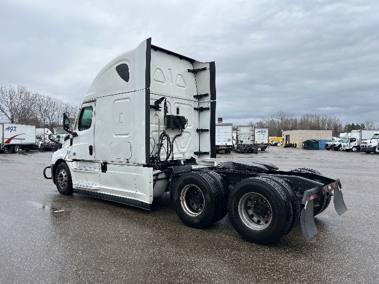Used 2022 Freightliner Cascadia - photo 7