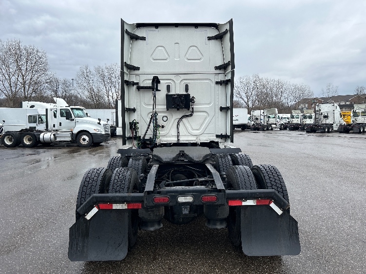 Used 2022 Freightliner Cascadia - photo 8