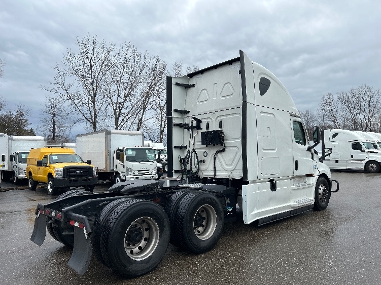 Used 2022 Freightliner Cascadia - photo 9