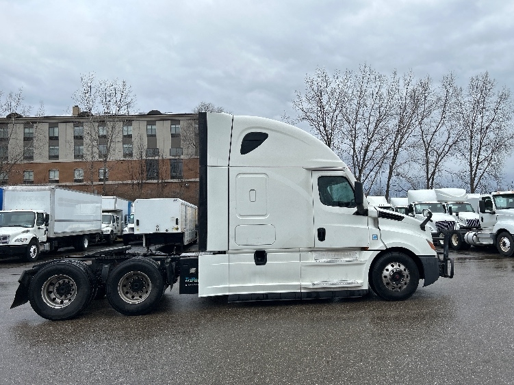 Used 2022 Freightliner Cascadia - photo 10