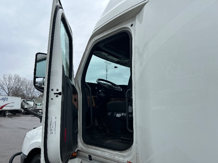 Used 2022 Freightliner Cascadia - photo 11