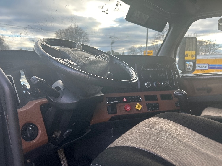 Used 2022 Freightliner Cascadia - photo 12