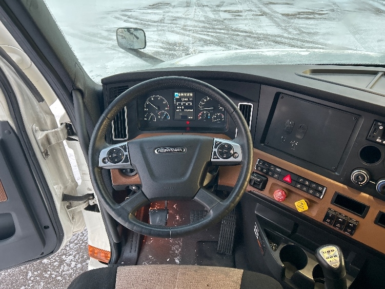 Used 2022 Freightliner Cascadia - photo 13