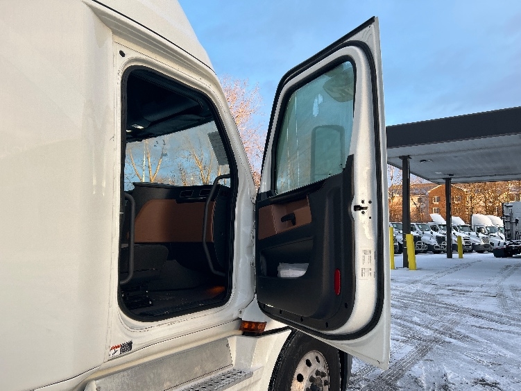 Used 2022 Freightliner Cascadia - photo 15