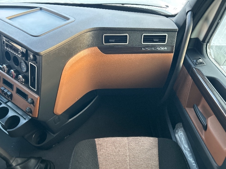 Used 2022 Freightliner Cascadia - photo 16