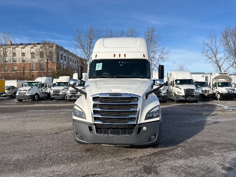 Used 2022 Freightliner Cascadia - photo 2