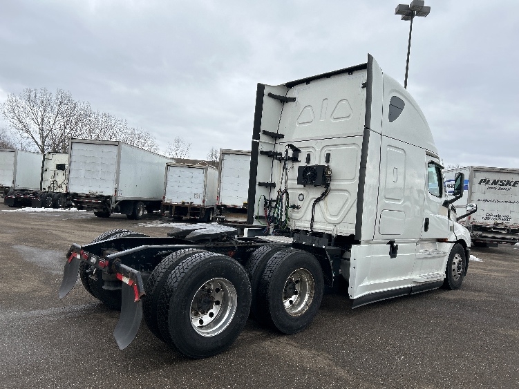 Used 2022 Freightliner Cascadia - photo 9
